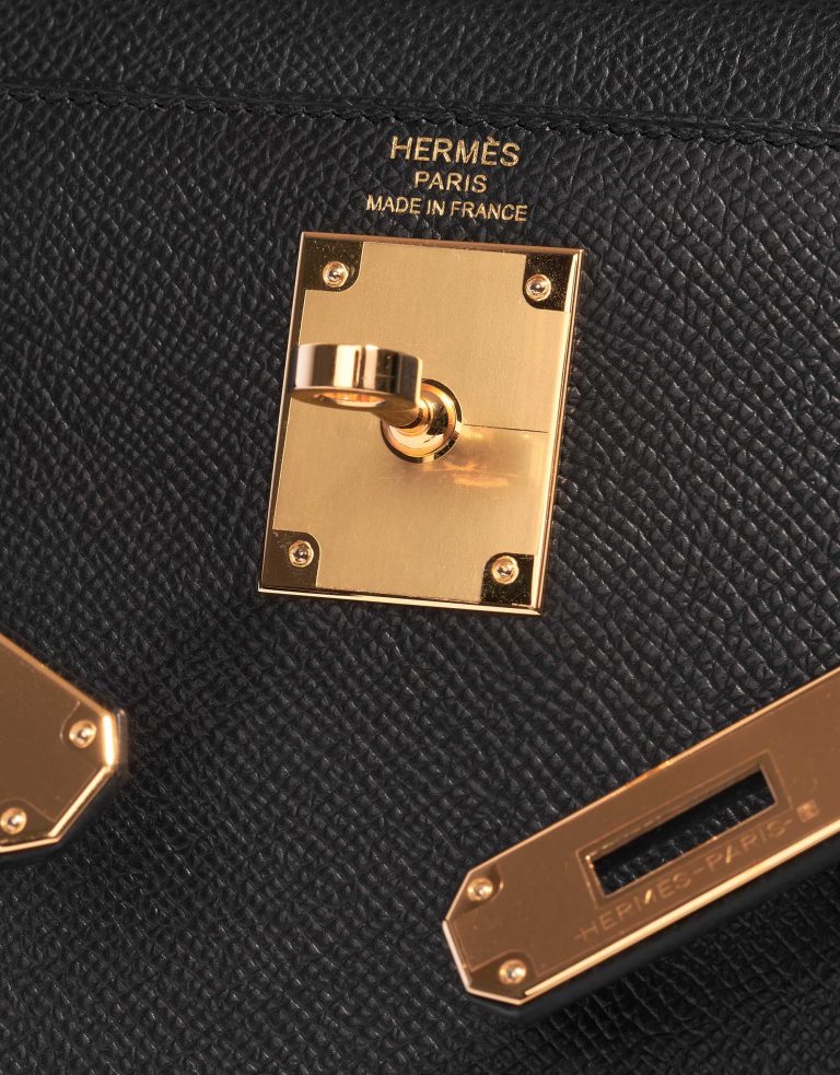 Bolso Hermès Kelly 28 Epsom con herrajes dorados en negro 05